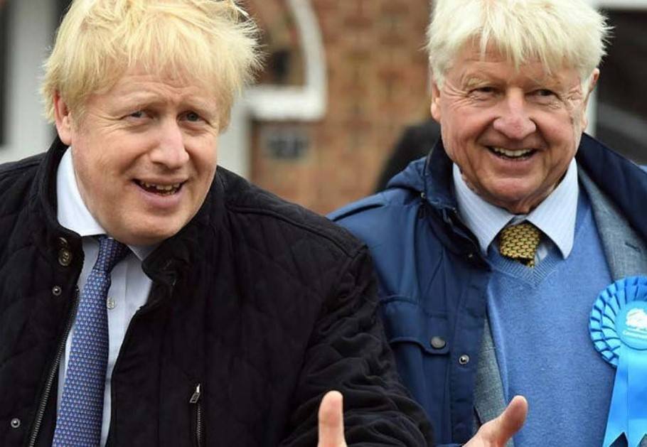 Mujeres acusan al padre de Boris Johnson de “tocamientos inapropiados»