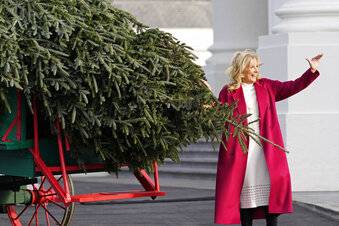 Los Biden inauguran temporada navideña con un enorme árbol