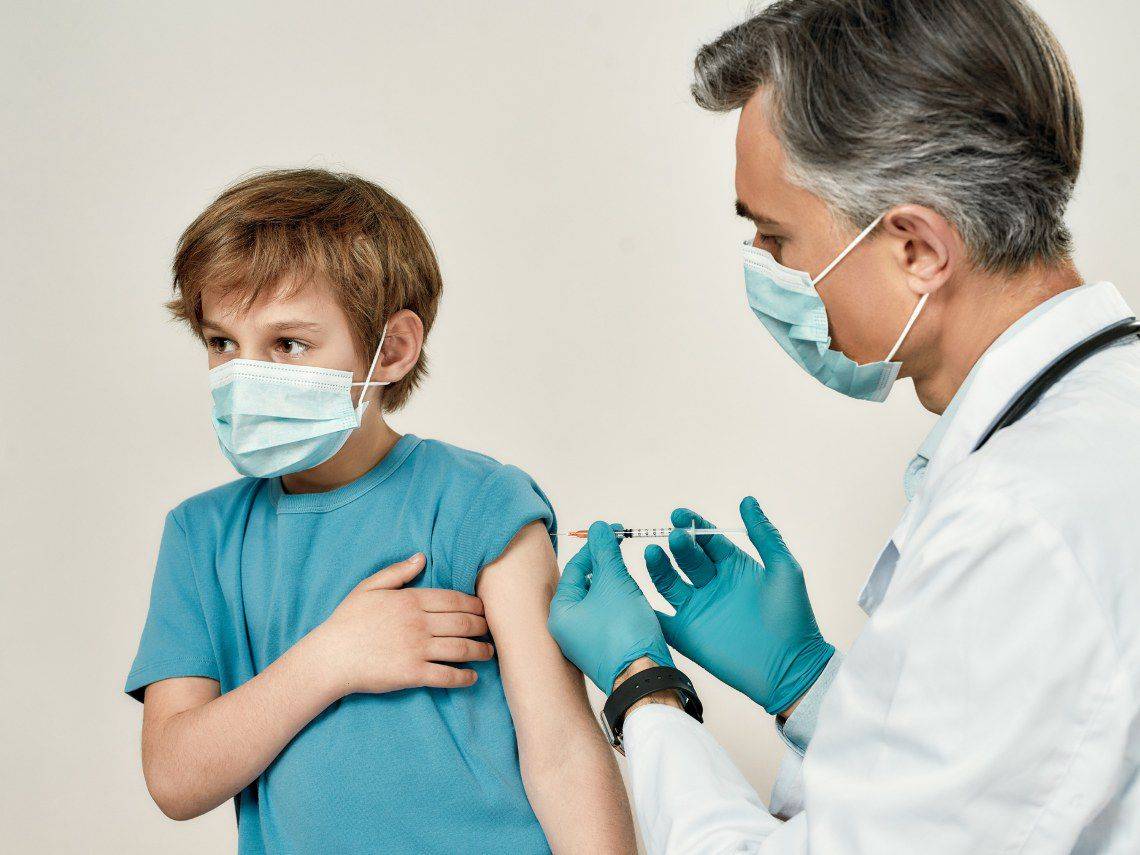 OMS: Vacunar a niños contra COVID es beneficioso pero poco urgente