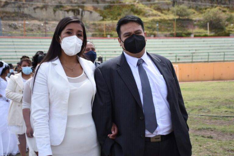 Unas 35 parejas oficializan su amor en un matrimonio colectivo en Bolivia