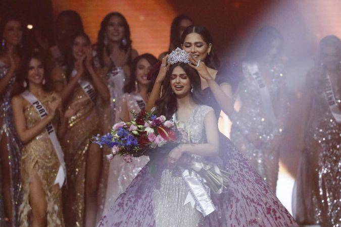 Miss Universo 2020 Andrea Meza, de México, corona a Miss India Harnaaz Sandhu como Miss Universo 2021 el lunes 13 de diciembre de 2021 en Eilat, Israel. (AP Foto/Ariel Schalit)