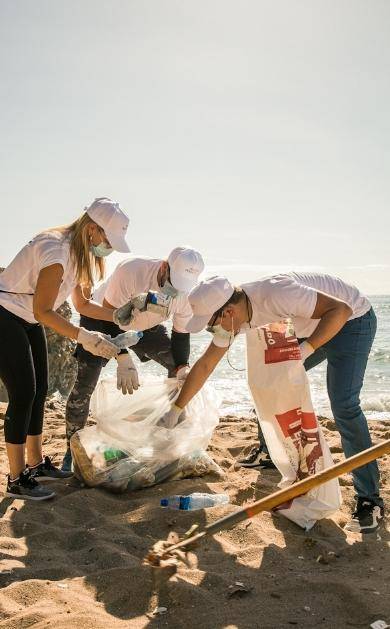 Instituciones limpian costas en la Playa Montesino