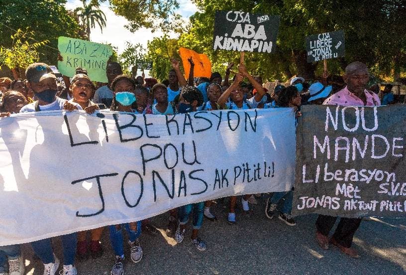 Haitianos exigen libertad maestro secuestrado