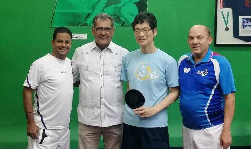 Embajador de Japón visita Club Naco y juega tenis de mesa