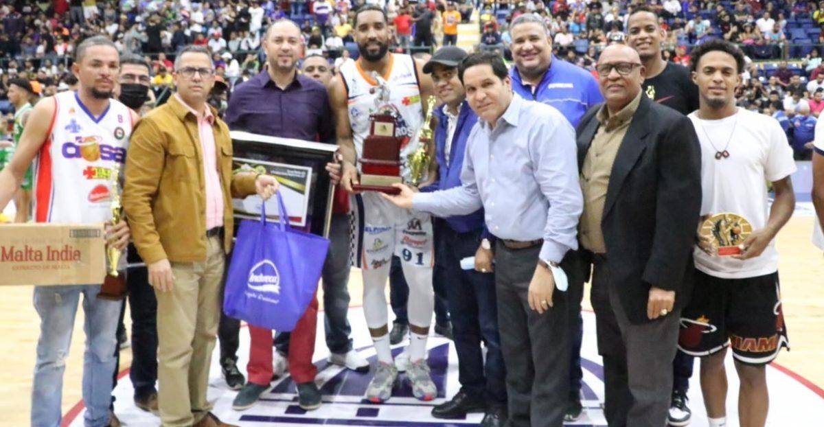 Premian mejores jugadores torneo basket de La Vega