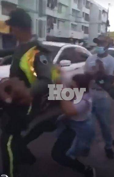 Video | Mujer herida tras riña con agente de tránsito