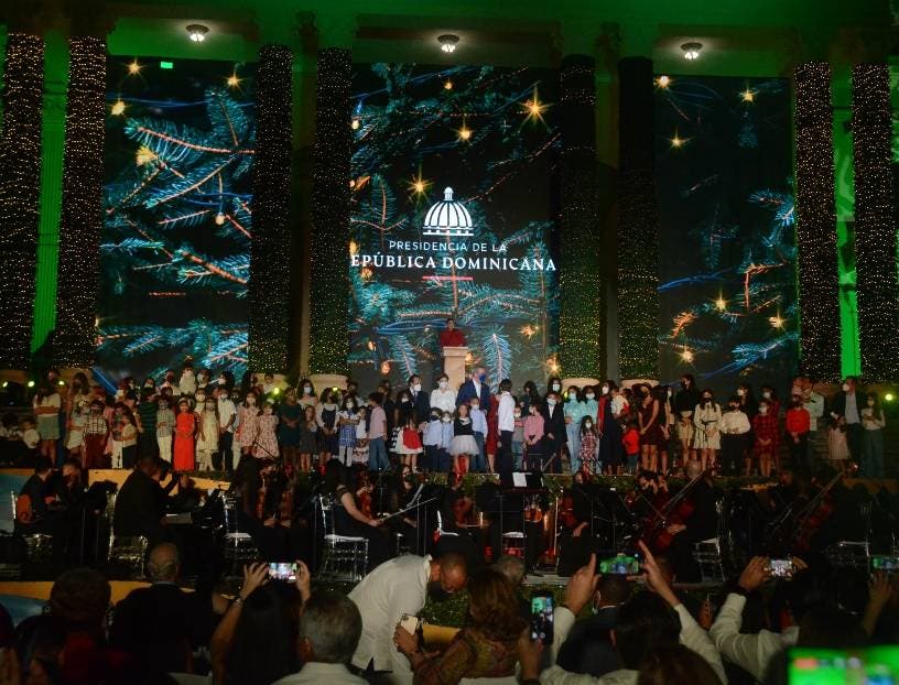 Encienden el árbol de Navidad Palacio Nacional; llama unidad