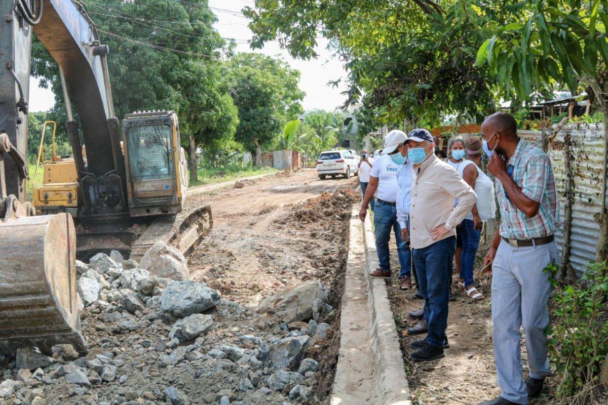 Senador supervisa trabajos de asfalto y bacheo en Santo Domingo Norte