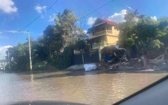 Reportan inundación por tubería rota en autopista Duarte