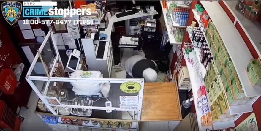 Video |Robó «tanto» dinero en tienda de Queens que los billetes se le caían