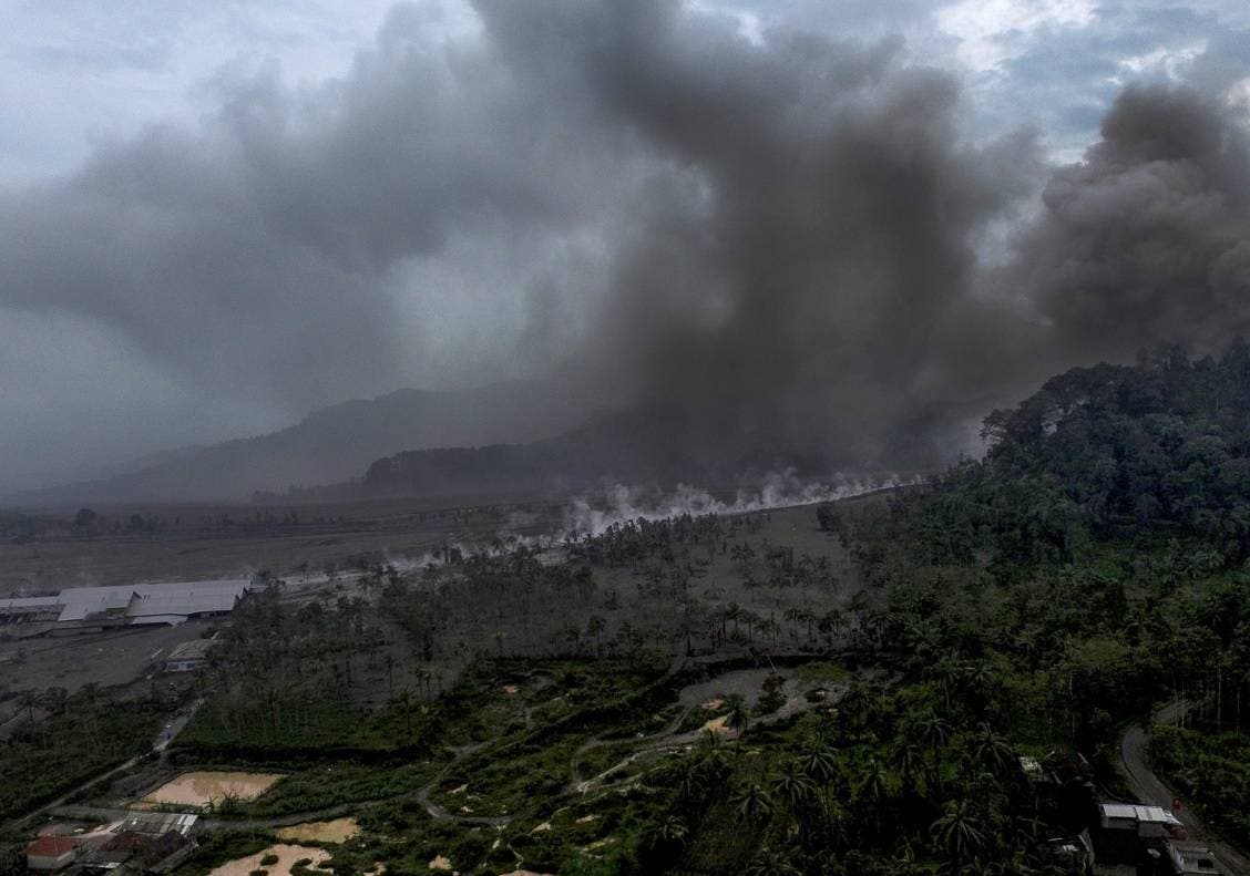 Erupción de volcán en Indonesia deja al menos 14 muertos