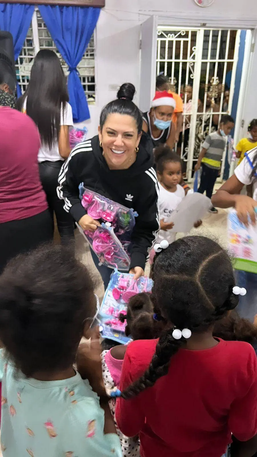 Entregan juguetes a decenas de niños en San Cristóbal