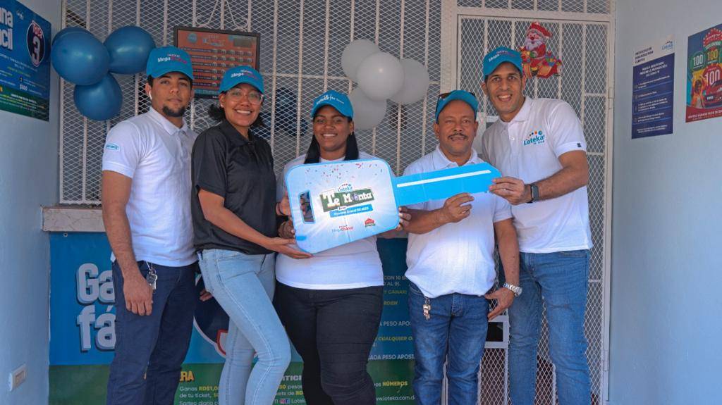Loteka premia con vehículo a una de sus agentes de ventas en Pedro Brand