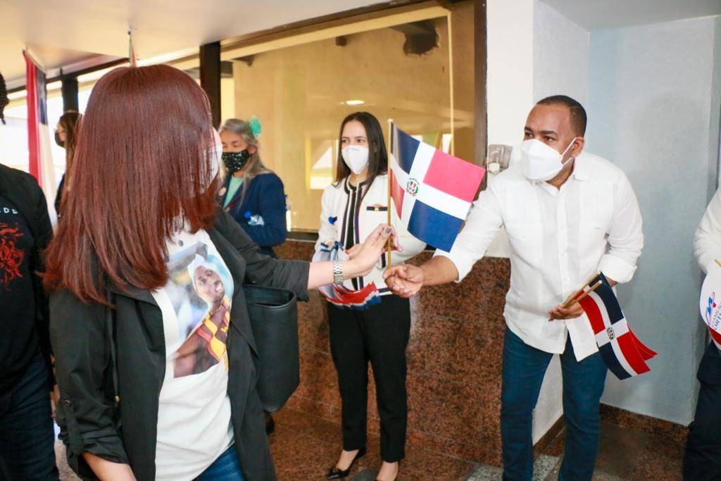 Video: Departamento Aeroportuario recibe a dominicanos que visitan el país
