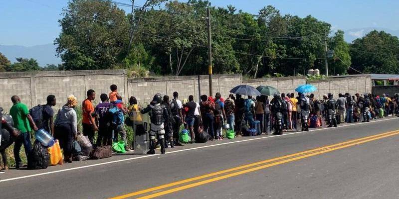 Migración tramita permisos para que 800 haitianos salgan del sur de México