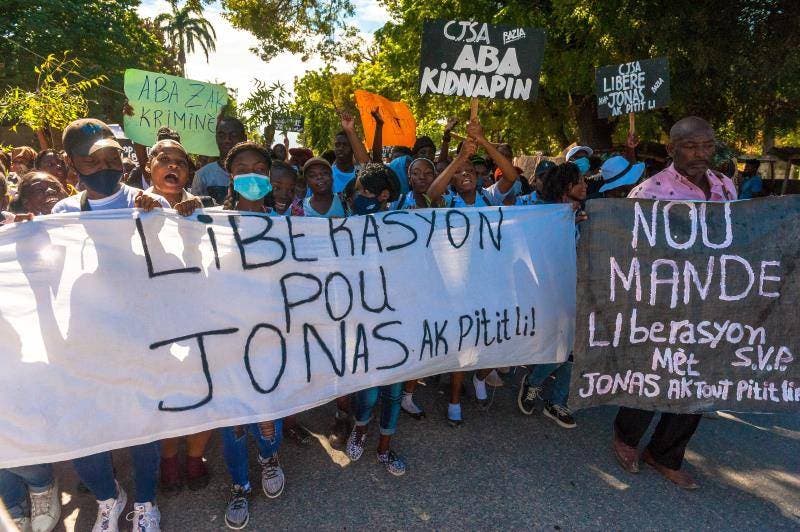 Haitianos protestan por la liberación de un maestro secuestrado