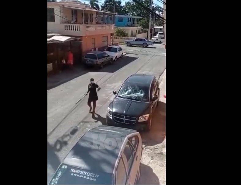 ¡A batazos! Mujer daña vehículo de expareja en Villa Faro