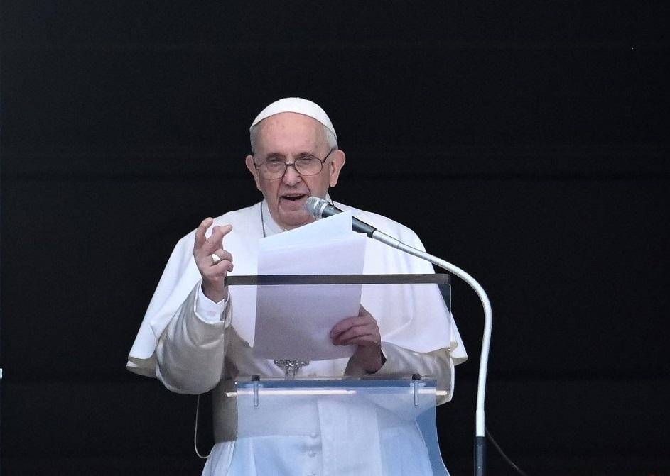 Papa pide “no condenar” a un hijo por orientación sexual