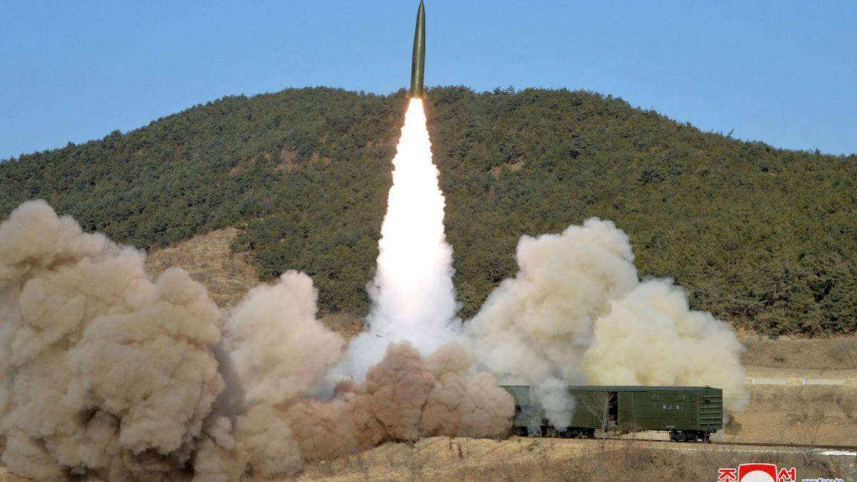 Corea del Norte lanzó misiles desde un tren
