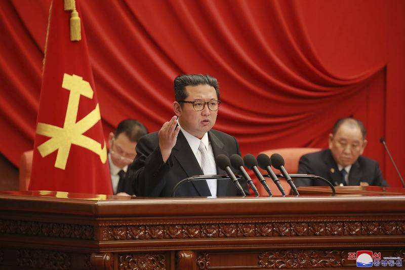 Kim Jong Un promete reforzar ejército y mantener medidas antivirus