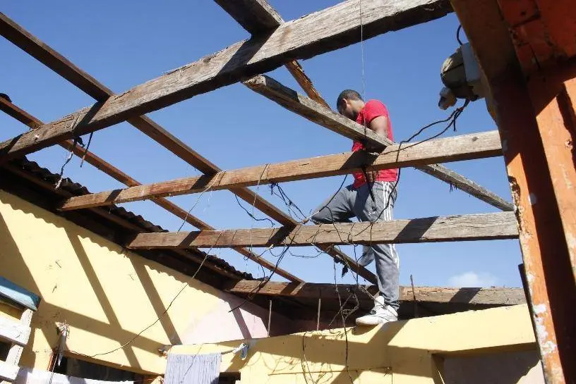 Comunitarios reparan casas a vecinos en Zurza