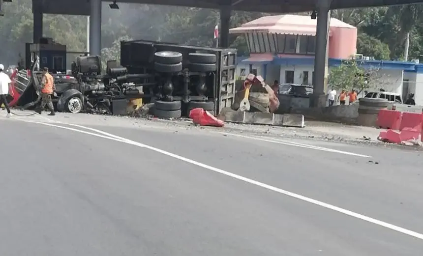 Video: aparatoso accidente en la autopista 6 de Noviembre