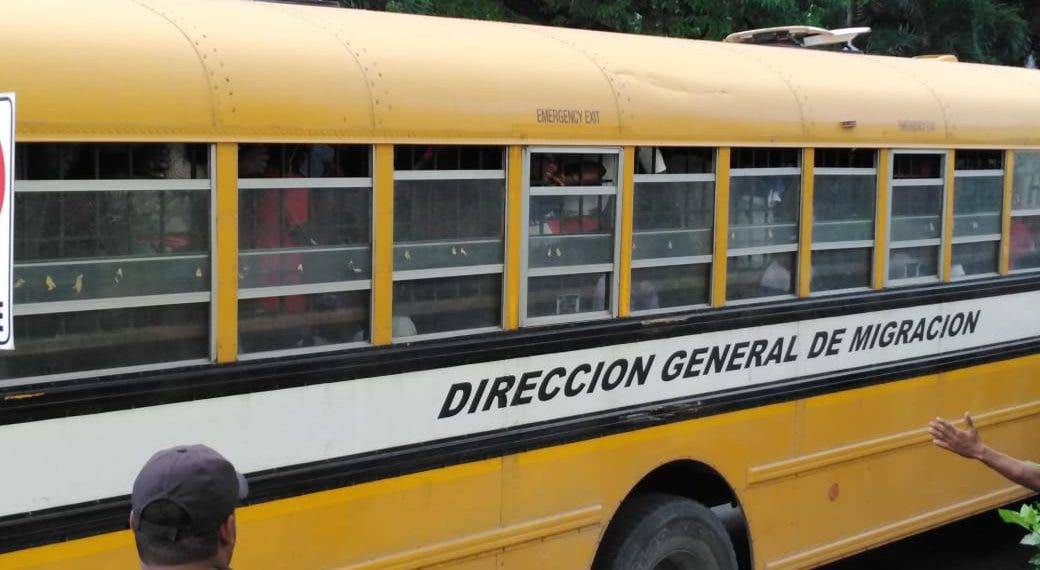 Autoridades dominicanas deportan a 6 menores haitianos cuando iban al colegio