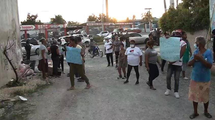 Moradores de Brisas del Este, Sabana Perdida, reclaman asfalto de calles