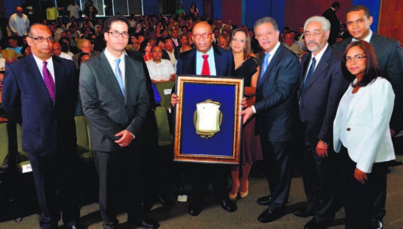 Carlos Dore Cabral recibe del expresidente Leonel Fernandez la placa de recono cimiento 791x450 1