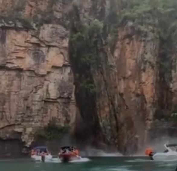 Video: Cinco muertos en Brasil al caer roca sobre botes turísticos