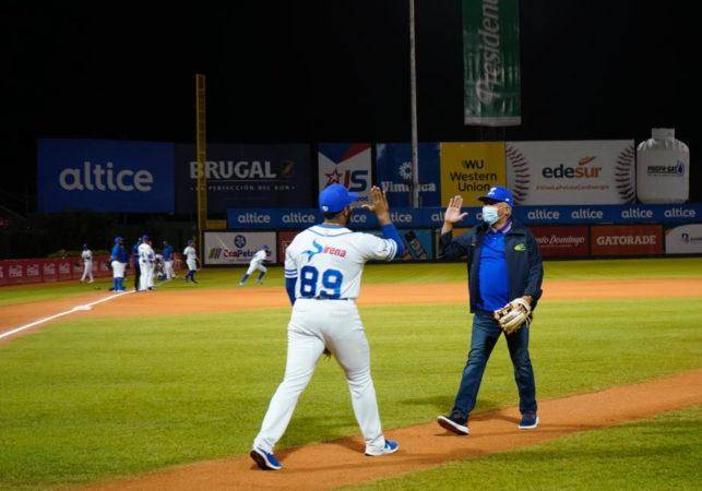 Director de OMSA lanza primera bola juego entre Licey y Gigantes en Estadio Quisqueya