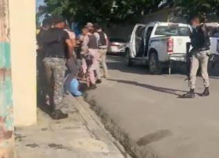 Video: fuerte enfrentamiento entre policías y civiles deja varios heridos