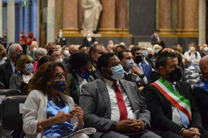 El consul dominicano en Genova Italia Nelson Carela en el publico junto a otras personalidades en la ceremonia en honor a Cristobal Colon