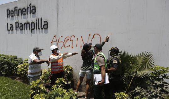 Manifestantes protestan por derrame de refinería Repsol en Perú