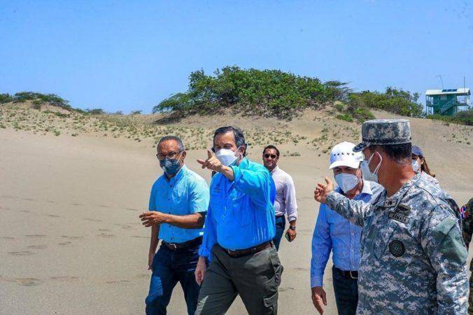 Ministro Orlando Jorge Mera durante inspeccion en Monumento Natural Las Dunas de Las Calderas