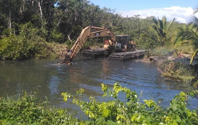 El Indrhi avanza limpieza de drenaje en Sabana de la Mar