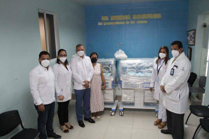Fundación Refidomsa dona 4 incubadoras al hospital Estrella Ureña