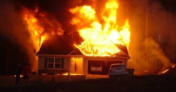 ¡Por celos! Mujer quema su casa y otras  ocho se vieron afectadas