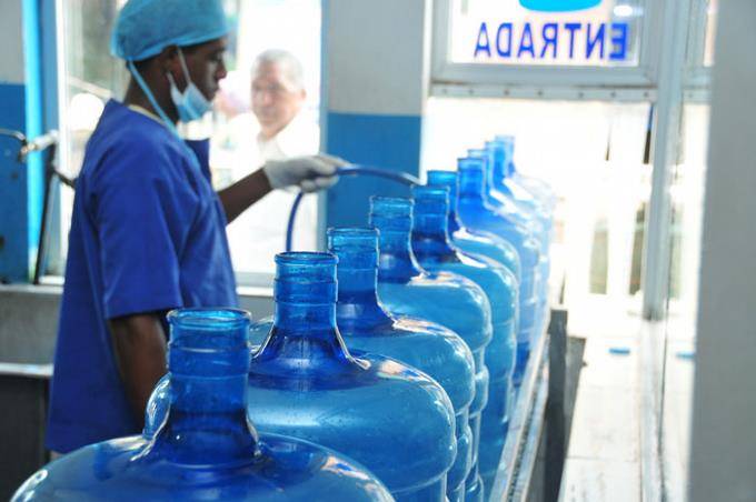 Envasadoras agua del Cibao contemplan aumentar precio botellón