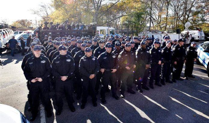 Policías toman Quinta Avenida de NY para despedir a agente muerto