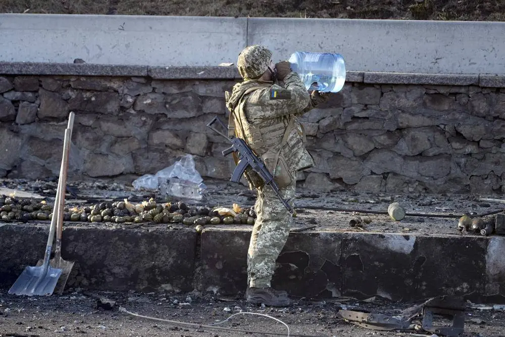 Fuerzas ucranianas oponen resistencia a asedio ruso en Kiev