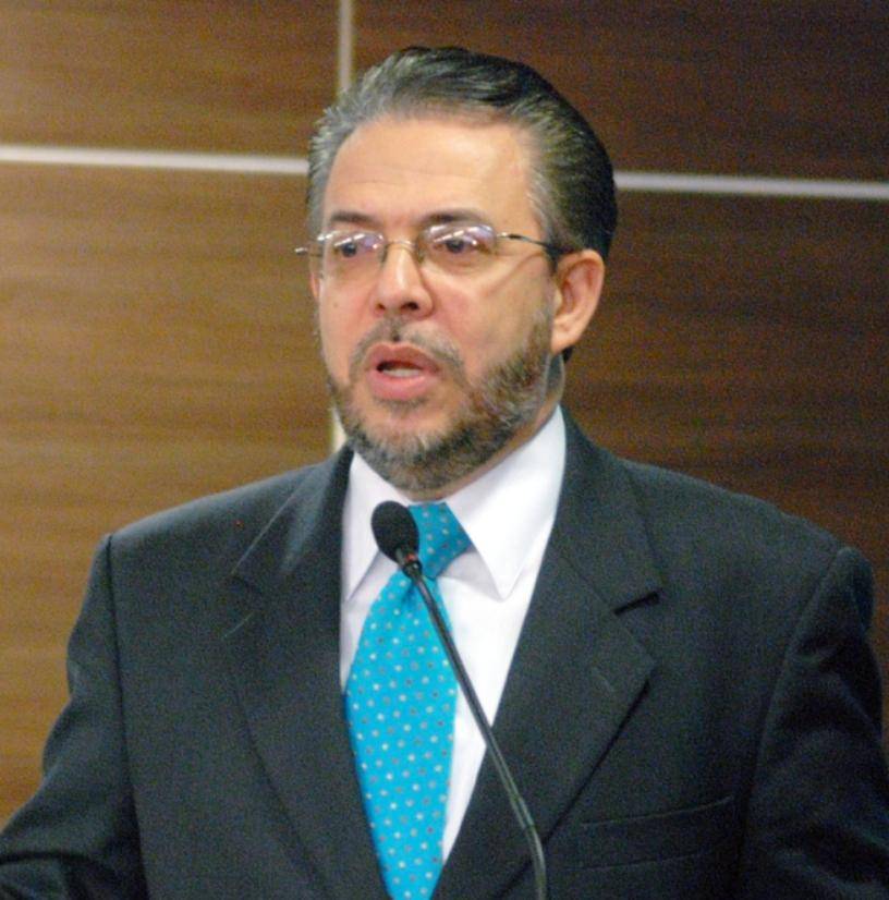 Moreno pide eliminar impuestos y transparentar precio carburantes