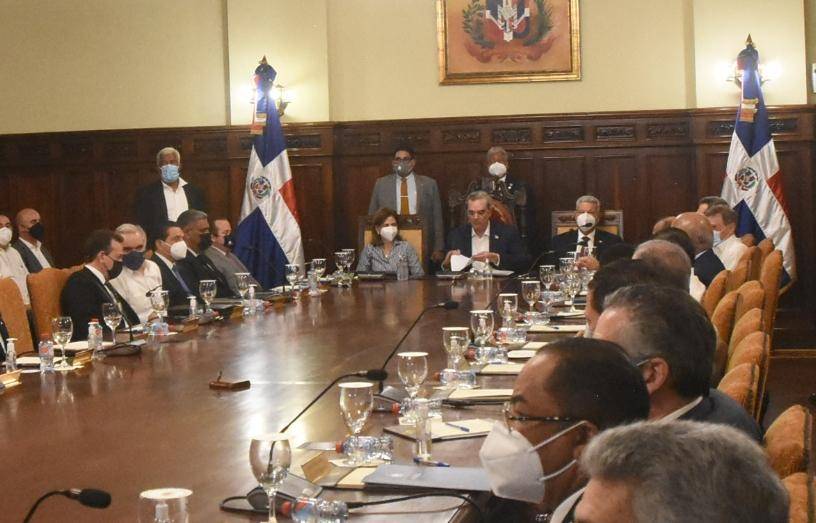 Presidente Abinader reúne a ministros y directores