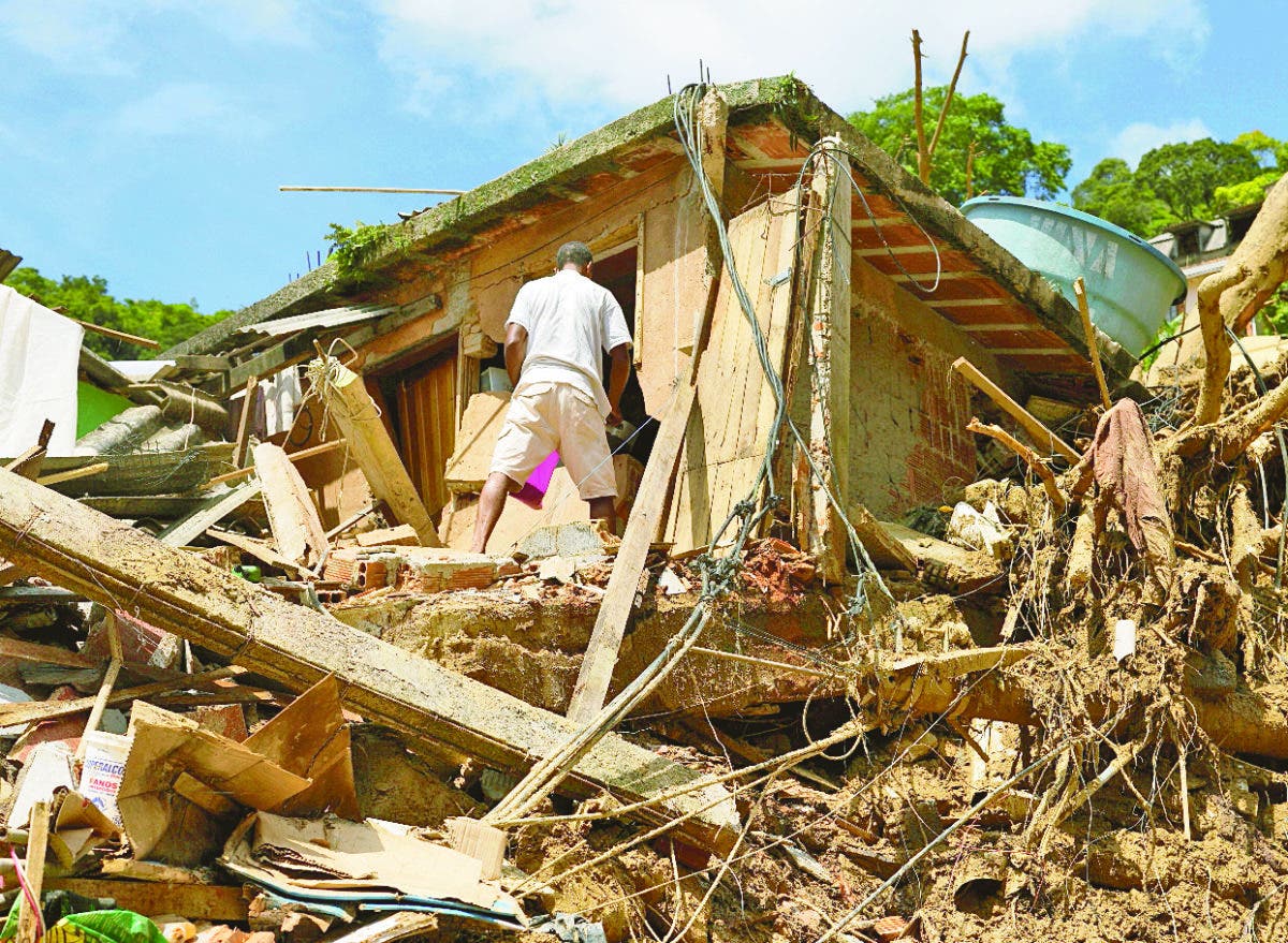 Sube a 110 cifra de muertos por deslizamientos en Brasil