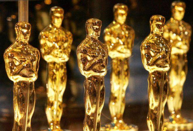 Estatuilla de Premios Óscar es chapada en oro sobre una base metálica negra