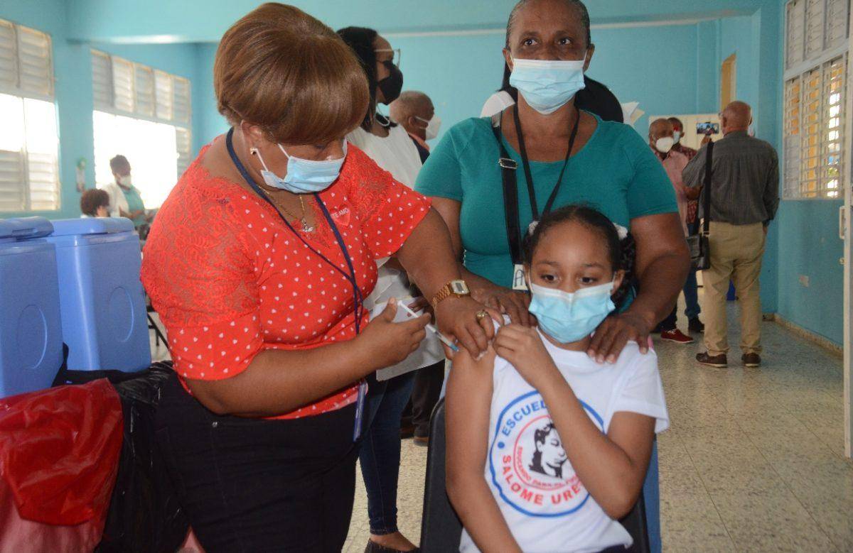 Gran cantidad de niños acude vacunarse en Santo Domingo