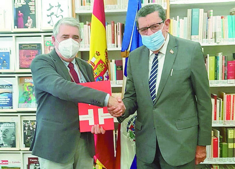 Embajada en Portugal entrega donación libros al Instituto Cervantes