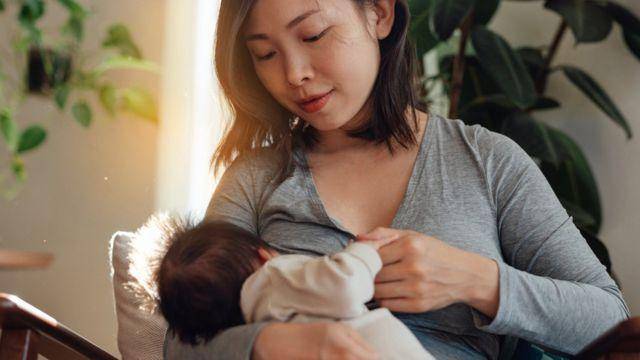 Al ser alta en azucares y no tener tanta grasa la leche materna hace que los bebes sientan hambre con frecuencia interrumpiendo su ciclo del sueno.