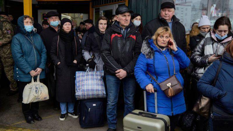 Cientos de personas hacen largas filas para tomar buses con el fin de evacuar Kiev la capital de Ucrania.