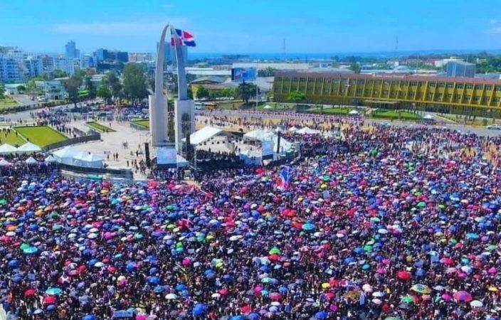 La manifestación en la Plaza de la Bandera